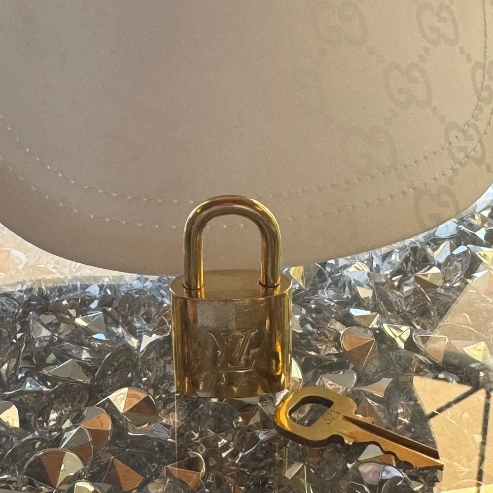 Louis Vuitton, Lock and Key, Authentic, 321 - Picture 2 of 5